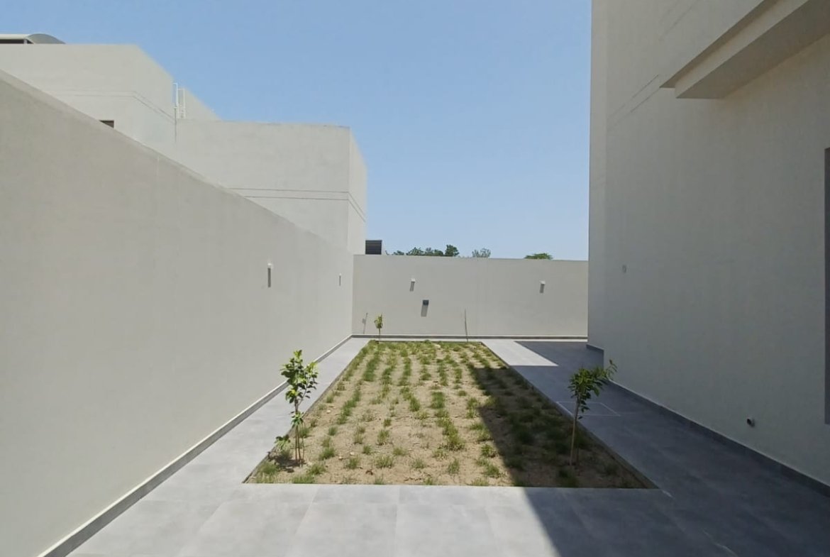 Luxurious Modern 4-Bedroom Villa for Sale in Maqaba