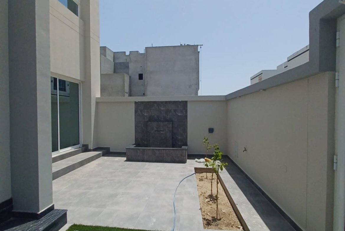 Luxurious Modern 4-Bedroom Villa for Sale in Maqaba
