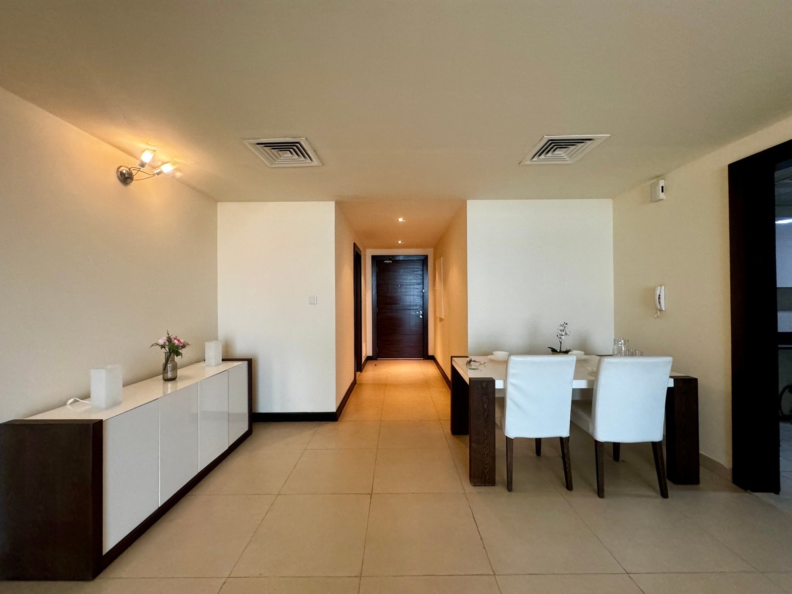 Luxury 1-Bedroom Apartment in The Heart of Zinj
