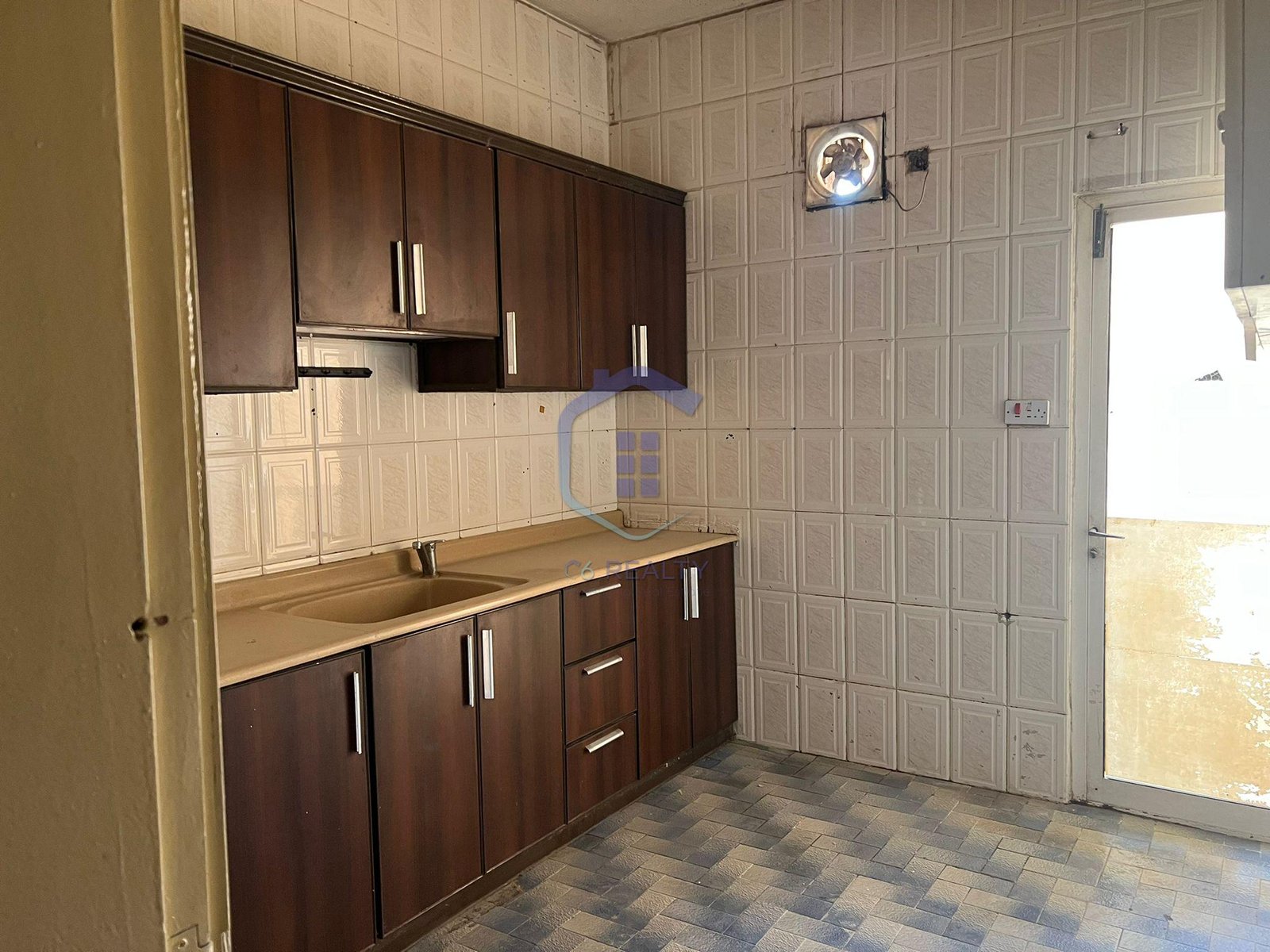 Affordable 2-Bedroom Apartment For Rent In The Center Of Hoora