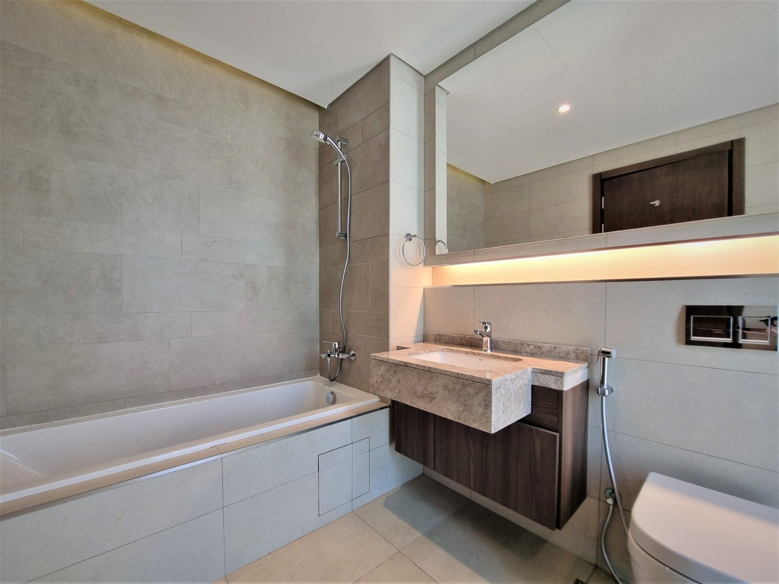Exclusive SeaView 2-Bedroom Apartment In The Center of Amwaj.