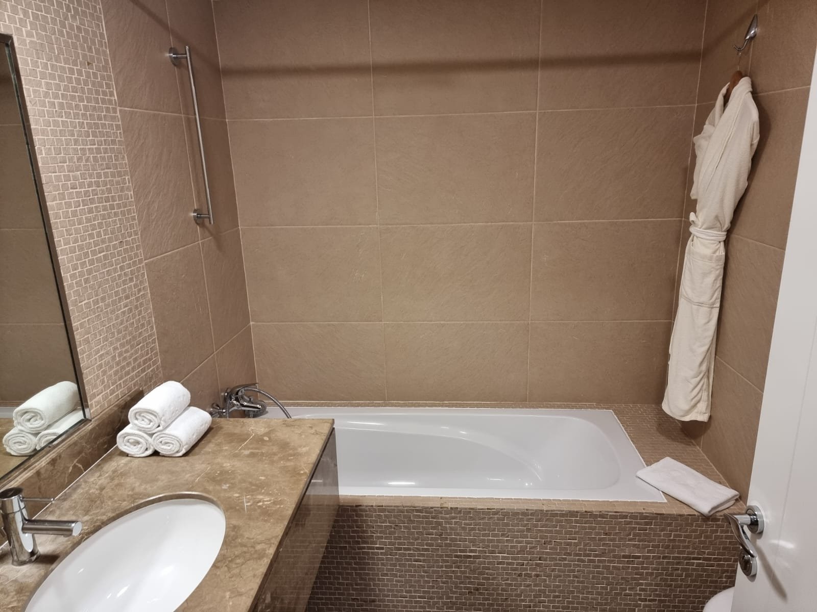 Luxury Sea-View 3-Bedroom Apartment in the City Center Of Seef