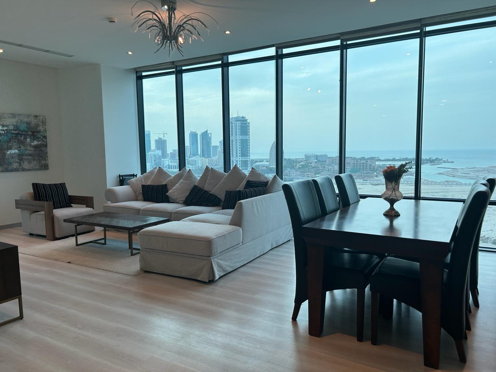 Luxury Sea-View 2-Bedroom Apartment In The Heart of Seef.