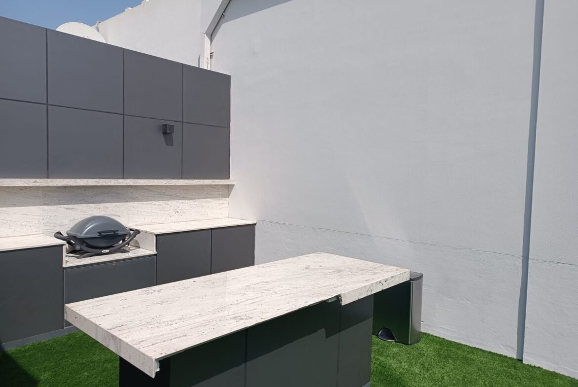Luxury Sea-View 2-Bedroom Apartment In the Center of Amwaj.