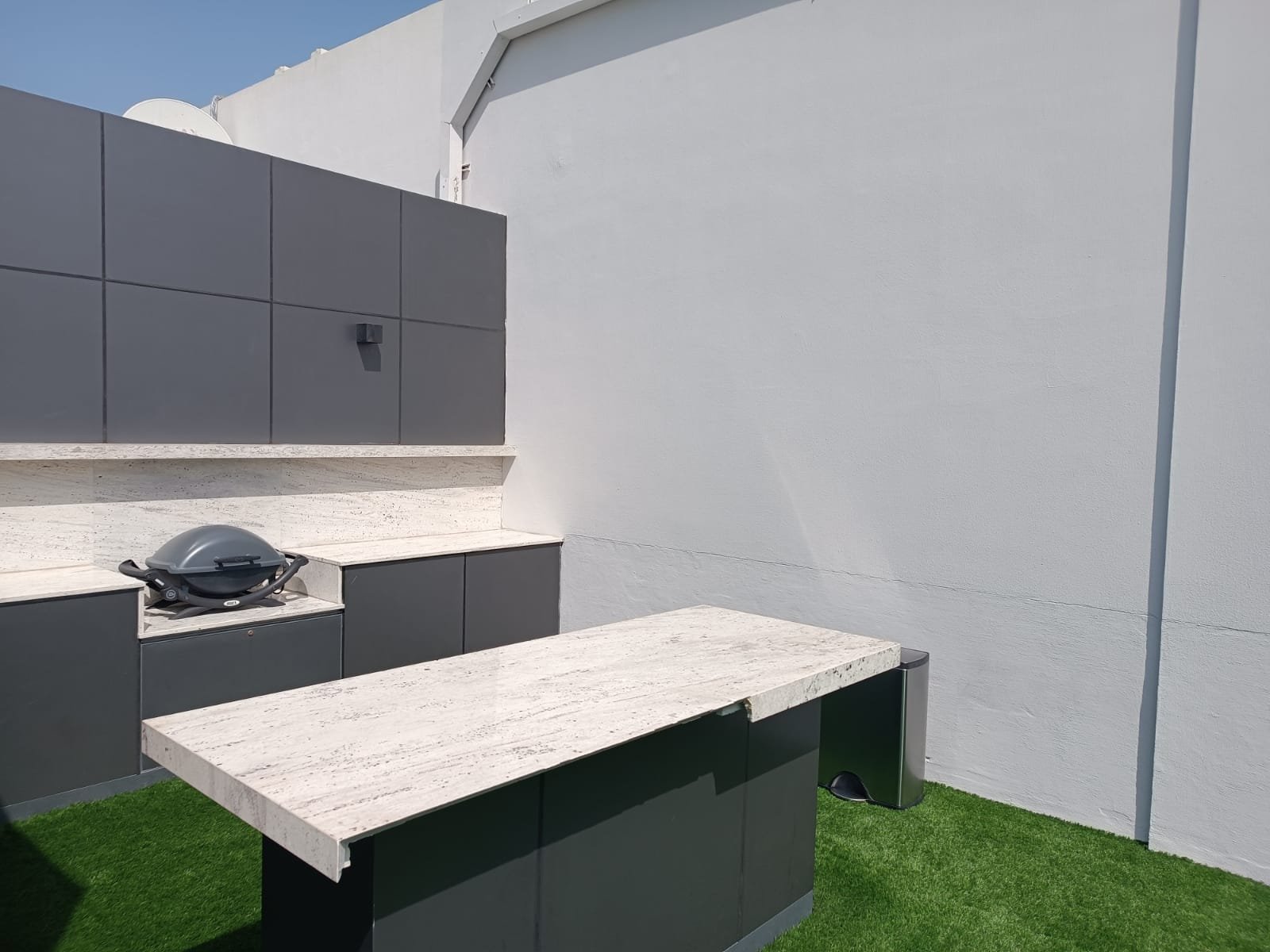 Luxury Sea-View 2-Bedroom Apartment In the Center of Amwaj.