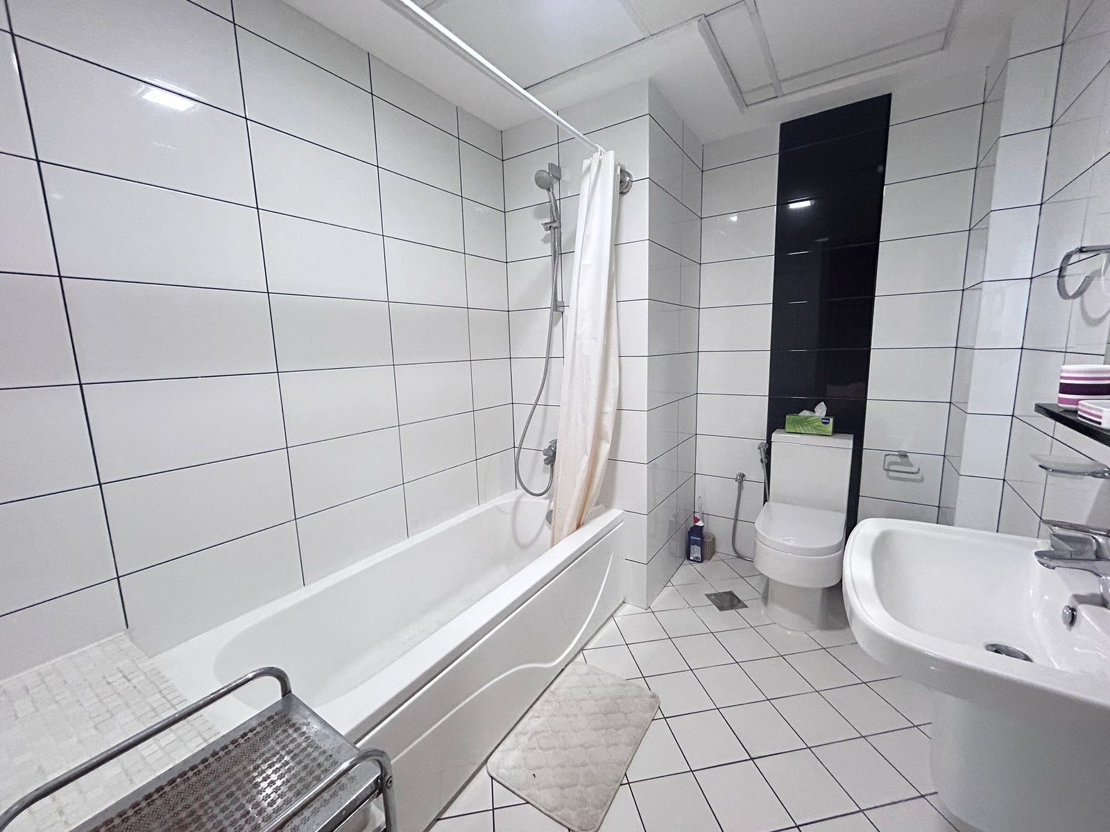Luxury 2-Bedroom Apartment In The Heart of Seef.