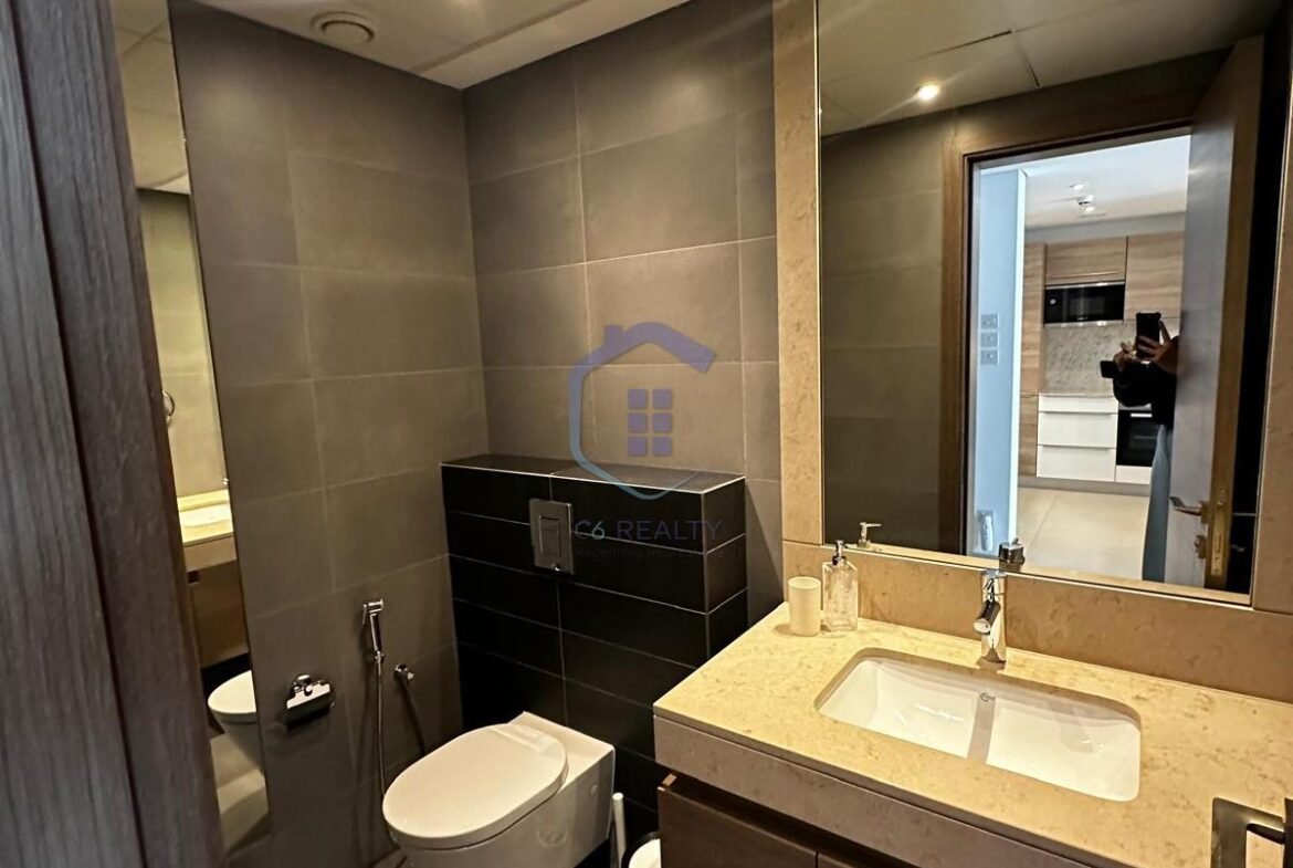 Luxury Spacious 1-Bedroom Apartment For Rent In The Center Amwaj.