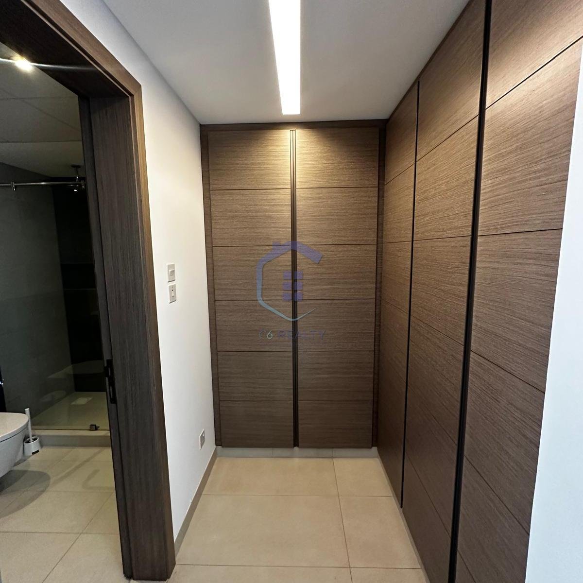 Luxury Spacious 1-Bedroom Apartment For Rent In The Center Amwaj.