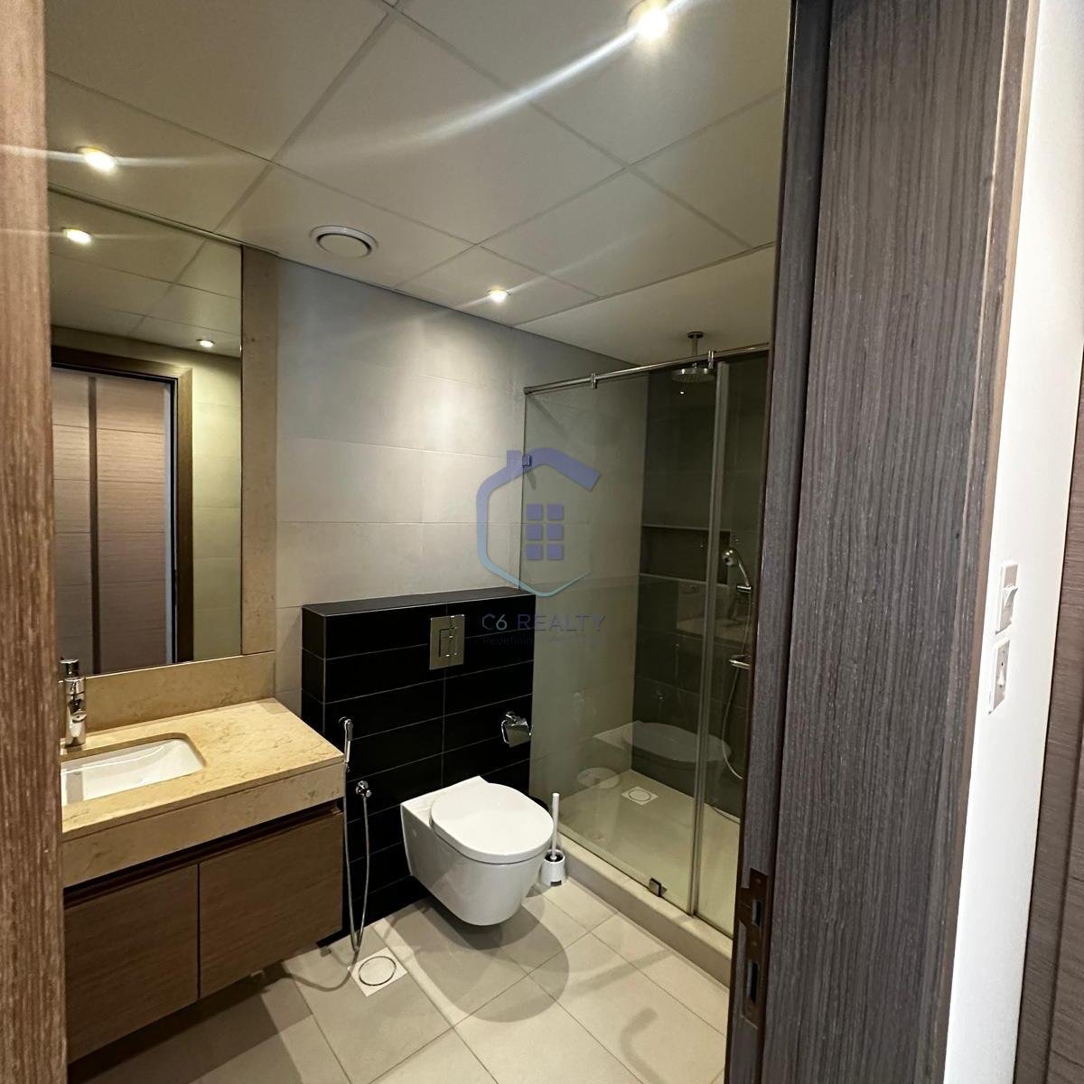 Luxury Spacious 1-Bedroom Apartment For Rent In The Center Amwaj.