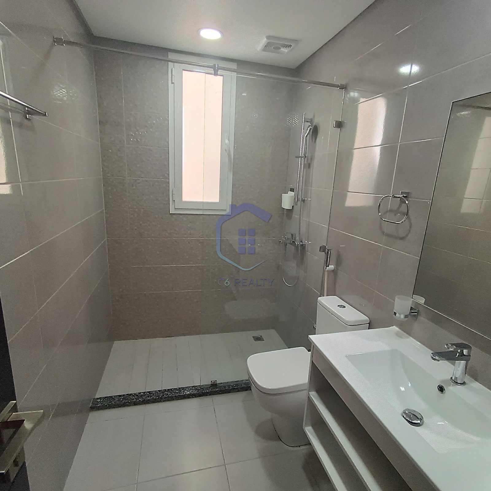 SeaView 2-Bedroom Apartment For Rent in The Heart Of Seef
